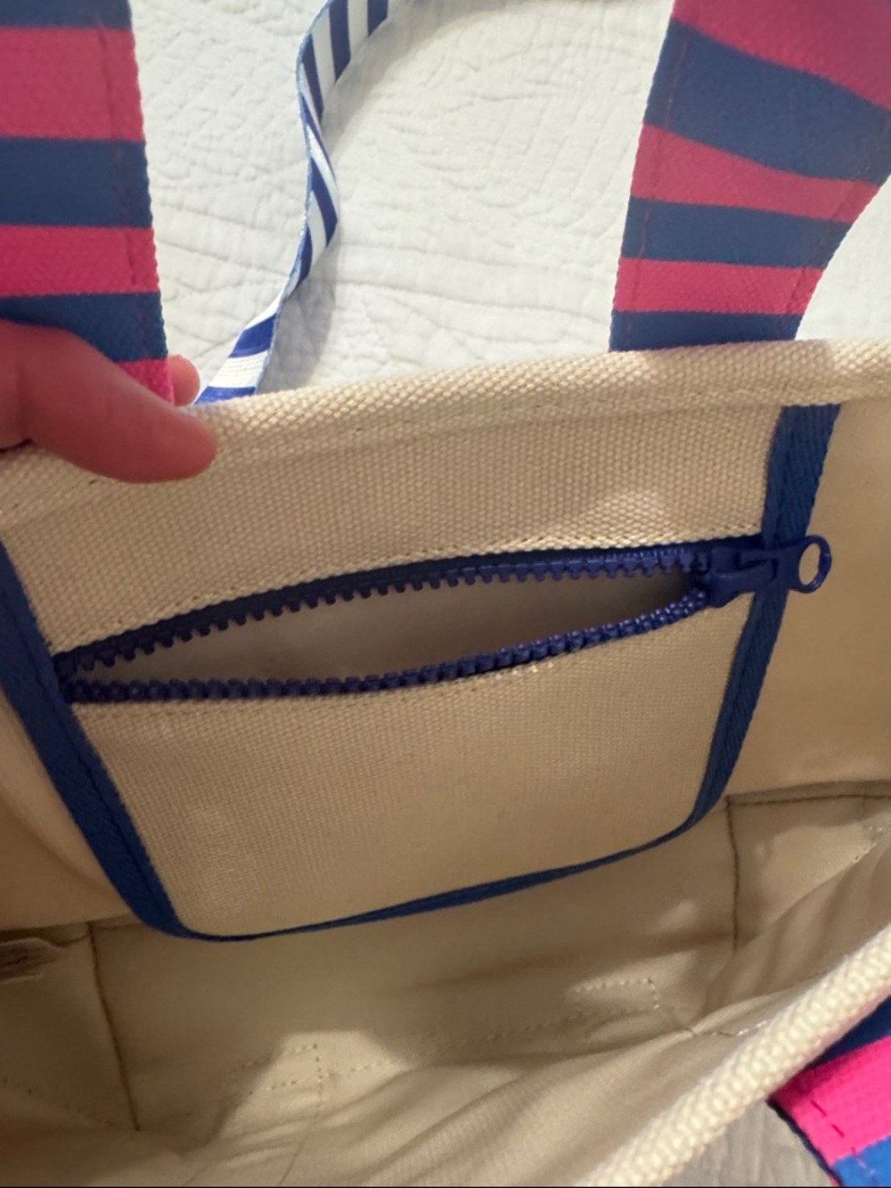 NWOT Vineyard Vines Heritage Small Tote! Crossbody straps. - Picture 4 of 4
